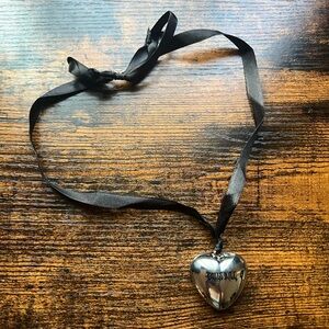 🖤DOLLS KILL Puffy Heart Choker - NWT🩶